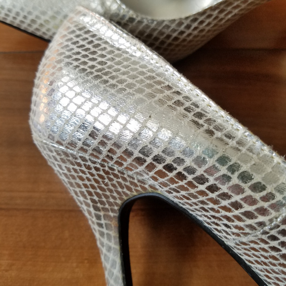 RAMPAGE Silver Classic Pump "Nicki" Sz 6 Excellent - Picture 11 of 14